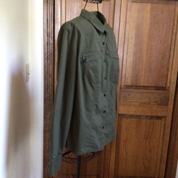 Worthington stretch easy snap army olive blouse, Size Large - Picture 4 of 10